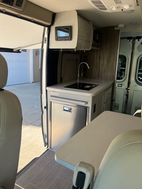 Brand New - Pet Friendly Thor Rize 18M Drivable vehicle in Rancho Cucamonga