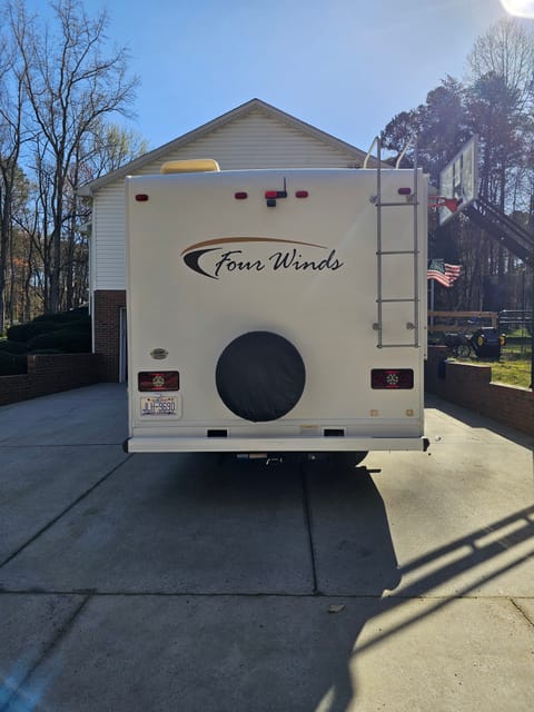 2014 Thor Motor Coach Four Winds 24C Véhicule routier in Greensboro
