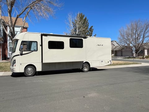 Spacious 2016 Thor A.C.E 30.1 RV - Perfect for Your Next Adventure! Drivable vehicle in Thornton