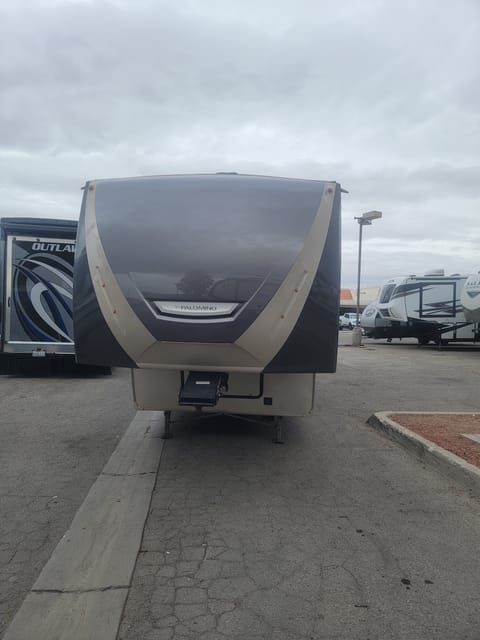 2015 Forest River Palomino Sabre Towable trailer in Palmdale