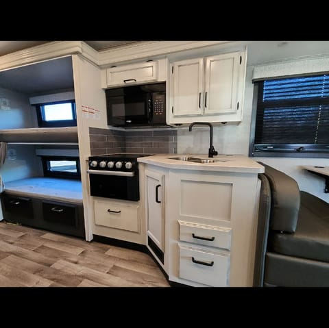 2023 Sleeps 8 - Fully Stocked - Family Friendly -2 Queen/Bunks - Véhicule routier in Vancouver