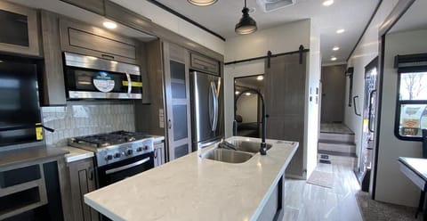 The Brennans Luxury on Wheels - 2022 Forest River Cedar Creek with Bunk Tráiler remolcable in Aurora