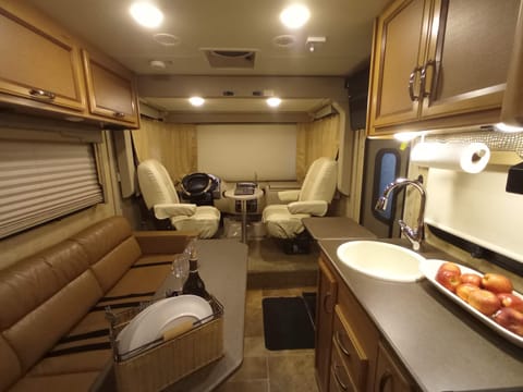 "The Black Nightingale" - COMPACT CLASS A RV, FUN AND EASY TO DRIVE! Fahrzeug in Riverside