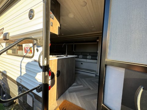 Clean Spacious 33ft RV w/ Bunk Beds & Queen Mattress - 2022 Wildwood X-Lite Towable trailer in Lake Lewisville