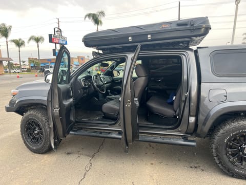 2017 Toyota Tacoma with James Baroud Rooftop Tent Veicolo da guidare in Costa Mesa