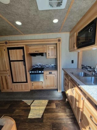 20-foot living quarters. Sleeps 6 hauls 3 Horses or golf cart and toys Tráiler remolcable in Atascadero
