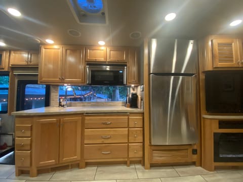 2  sinks, 3 gas burners, Full residential Refrigerator with ice maker