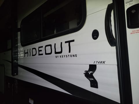 2021 Keystone RV Hideout 22' Sleeps 4- Hitchin' up for Adventure! Towable trailer in North Tustin