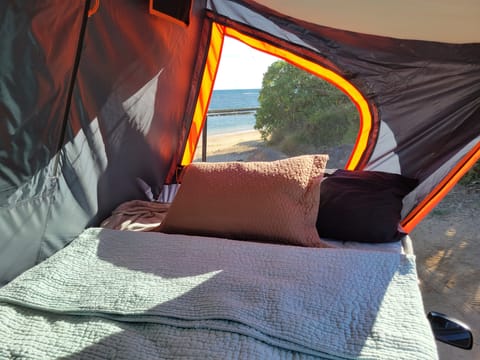 Black Xterra 4x4 Premium Rooftop Tent! Gear Included! Easiest Setup! Campervan in Makawao