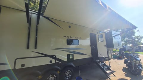 2019 Keystone RV Montana High Country Toy Hauler Towable trailer in Wildomar
