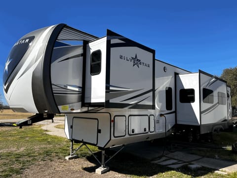 2021 Highland Ridge RV Silverstar Towable trailer in San Antonio
