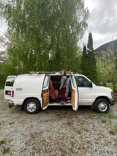 "Mochila" the fully equipped 2009 Ford E-150 camper Campervan in Vancouver