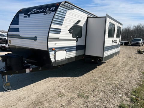 Spacious camper perfect for your next family’s adventure. Delivery Availa Remorque tractable in Columbia