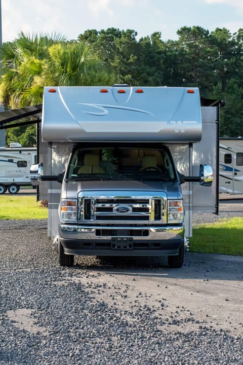 "Big Sky" (2022 Winnebago Minnie Winnie) Drivable vehicle in Johns Island