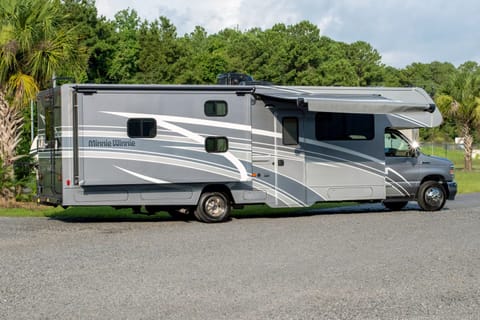 "Big Sky" (2022 Winnebago Minnie Winnie) Drivable vehicle in Johns Island