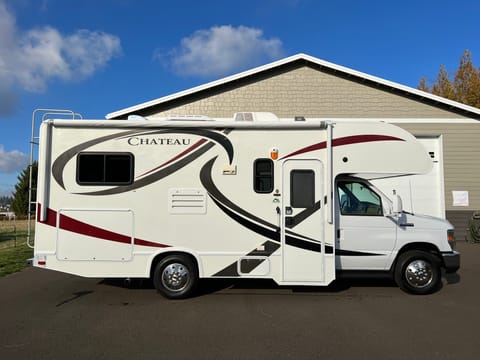 2014 Thor Chateau 22E Motor Coach Drivable vehicle in Happy Valley