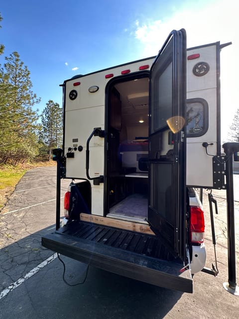 Tacoma Truck Camper Adventure Rig Veicolo da guidare in Sierra Nevada