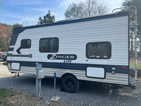 "Spirit" 2022 Crossroads Zinger Lite 18BH Towable trailer in Cleveland