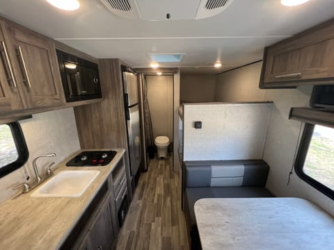 "Spirit" 2022 Crossroads Zinger Lite 18BH Towable trailer in Cleveland