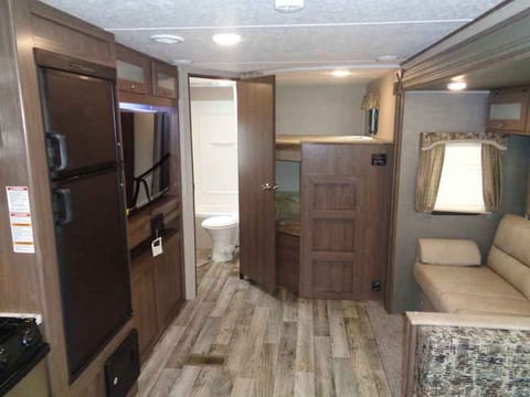 2018 Keystone RV Hideout - Bunk House - Power Jacks & awning - 1 slide out Towable trailer in Ankeny