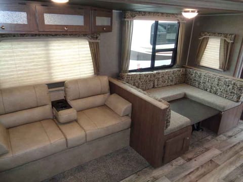 2018 Keystone RV Hideout - Bunk House - Power Jacks & awning - 1 slide out Towable trailer in Ankeny