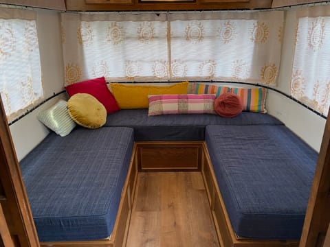 The Vintage Vacation - Fully Refurbished 1983 Avion Camper - Sleeps 5 Rimorchio trainabile in Warsaw