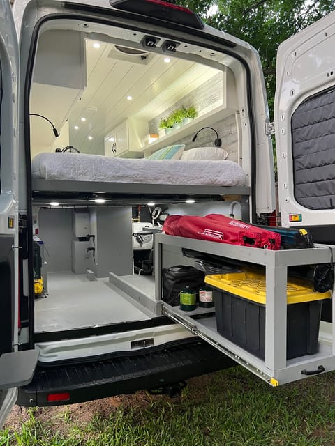 Effortless Off-Grid Camper Van For Two Van aménagé in Southlake