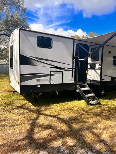 Band new Gorgeous trailer - can sleep up to 8 will deliver. Remorque tractable in Plant City