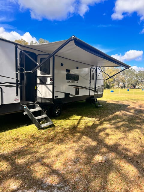 Band new Gorgeous trailer - can sleep up to 8 will deliver. Remorque tractable in Plant City