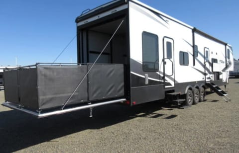 2021 Keystone Fuzion Impact Toyhauler Towable trailer in Gilbert