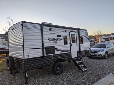 2019 Keystone RV Springdale - Basecamp to Adventure Ziehbarer Anhänger in Black Forest