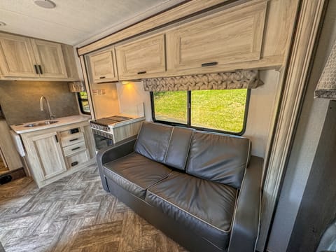 2022 Luxury Class C Bunkhouse S8 Vehículo funcional in Chester Springs