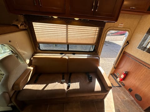 2016 Thor Freedom Elite 29FE: Ultimate Road Escape! Drivable vehicle in Laveen Village