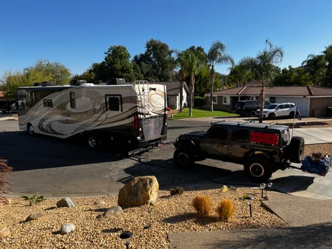 2011 Fleetwood Discovery - Bunkhouse - 40 feet diesel Drivable vehicle in Menifee