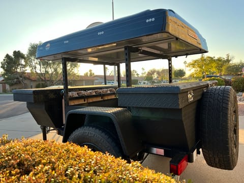 Fully Loaded Towable with Rooftop Tent - Off-Grid Ready Ziehbarer Anhänger in Tempe