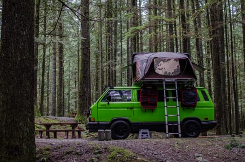 1989 VW Vanagon - Automatic w/rooftop tent - (For 6) Camper in New Westminster