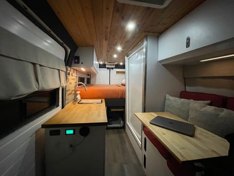 *Fall Pricing Special* Perfect 2 person getaway (pet friendly) Campervan in Burbank