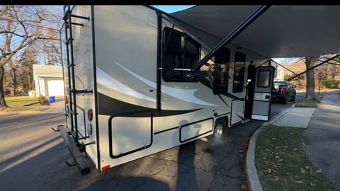 32 Foot Forest River Coachmen Leprechaun RV Véhicule routier in Hackensack