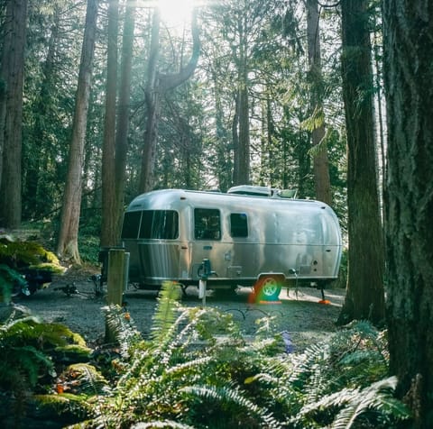 Fully Furnished "The Duke" 2023 Airstream Bambi Remorque tractable in Lake Stevens