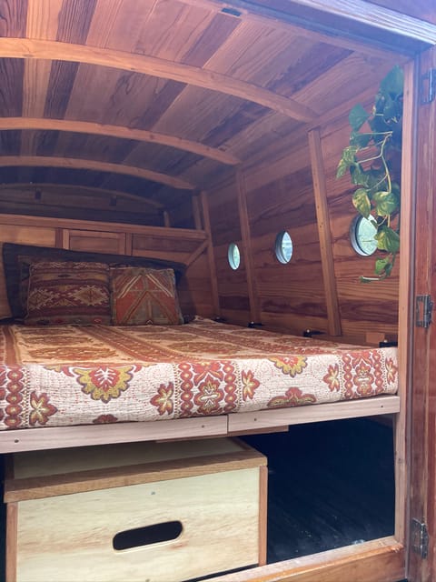 Custom Redwood Truck Camper on a 2017 Tacoma Véhicule routier in San Anselmo