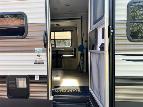 2021 Forest River Palomino Puma XLE Lite- Perfect Home Away from Home Towable trailer in Pontoon Beach
