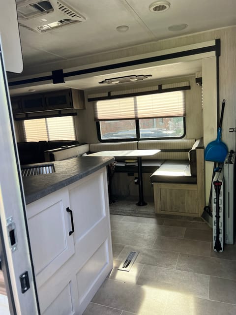 2021 Forest River Palomino Puma XLE Lite- Perfect Home Away from Home Rimorchio trainabile in Pontoon Beach