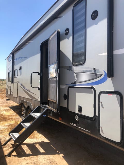 New fifth wheel sleeps 10! Enclosed bunk house! Towable trailer in Goodyear