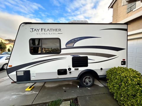 AWESOME! 2015 Jayco jay feather Hybrid pop-out Ultralite Easy tow Towable trailer in Vallejo