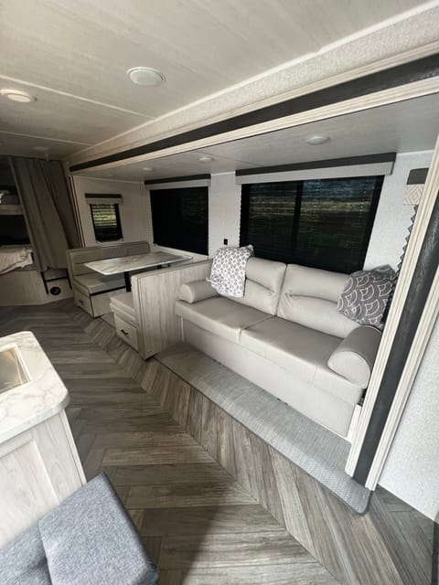 2022 East to West Della Terra Towable trailer in Clermont
