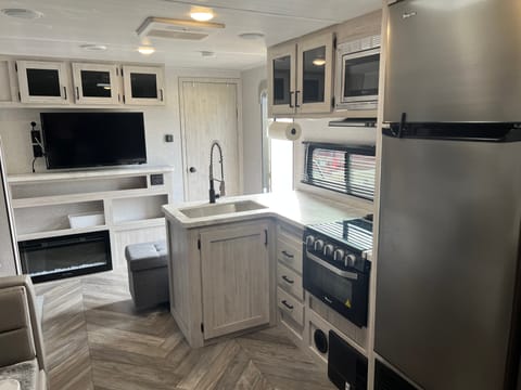 2022 East to West Della Terra Towable trailer in Clermont