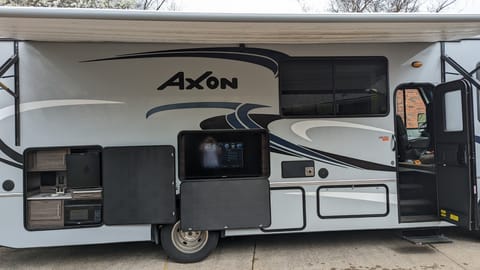 2018 "Clint" Fleetwood Axon 29M Drivable vehicle in Hendersonville