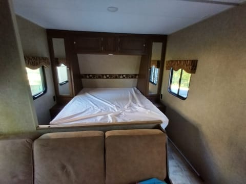 2016 Sportsmen Show Stopper LE 1 queen single 2 queen bunk beds Towable trailer in Newbury Township