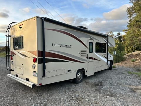 2017 Forest River Coachmen Leprechaun Fahrzeug in Simi Valley