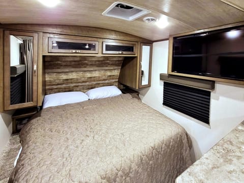 Couple's Special King Bed - 2022 Keystone RV Cougar Towable trailer in Eastvale